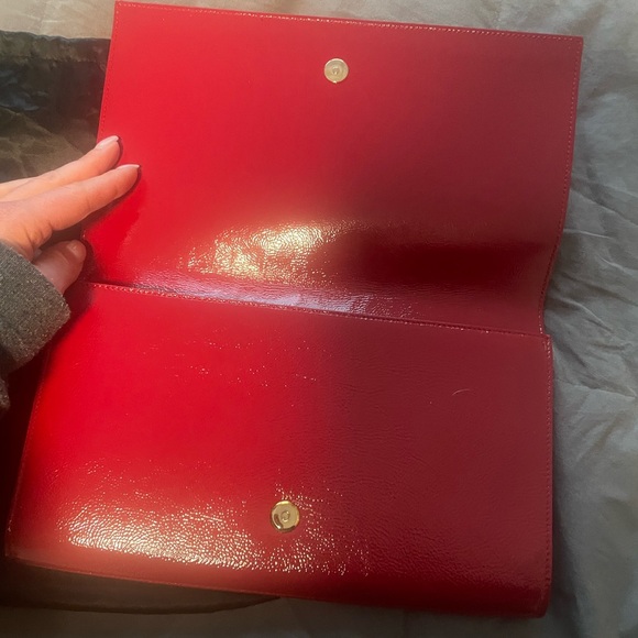 Ysl Textured Patent Monogram Large Belle De Jour Clutch red - Picture 3 of 5